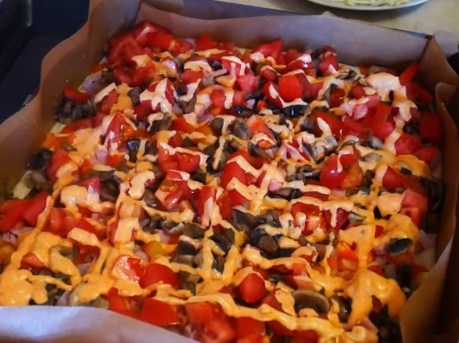 Вкусное тесто на пиццу готовится за считанные минуты и быстро выпекается