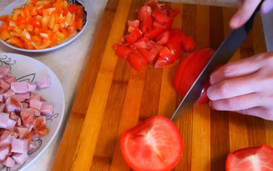 Вкусное тесто на пиццу готовится за считанные минуты и быстро выпекается