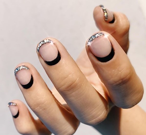 Зимний маникюр 2020 на короткие ногти