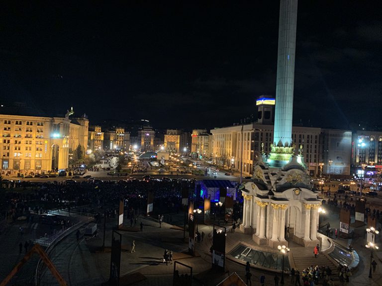 Вече к годовщине революции достоинства