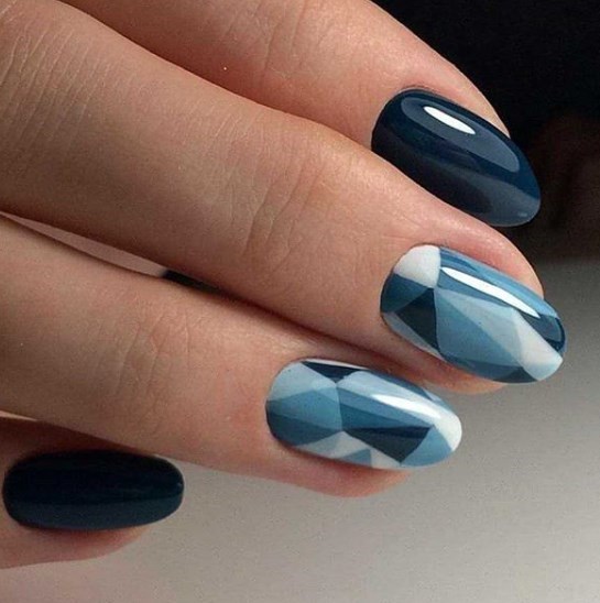 Голубой маникюр зима 2020