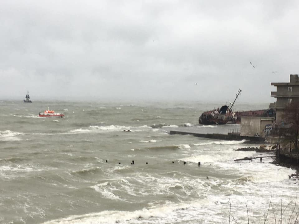 Эвакуация с танкера Делфи в Одессе