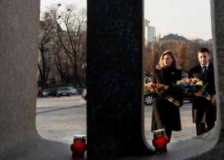 Владимир и Елена Зеленские сегодня в Киеве почтили память жертв Голодомора Владимир и Елена Зеленские сегодня в Киеве почтили память жертв Голодомора