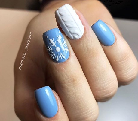 Голубой маникюр зима 2020