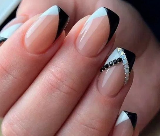 Новогодний французский маникюр 2020