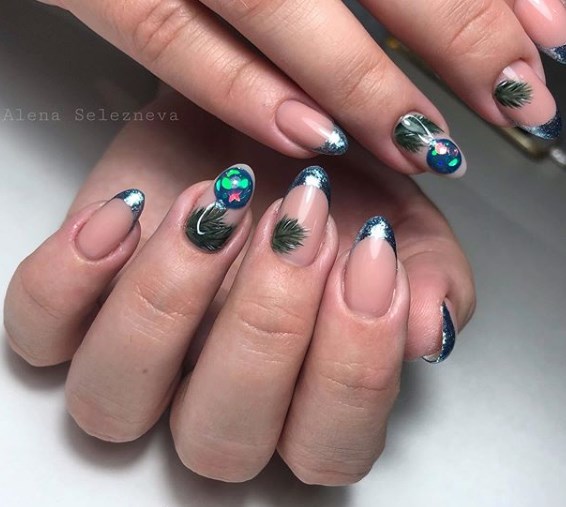 Новогодний французский маникюр 2020