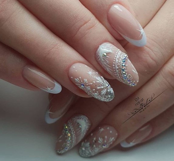 Новогодний французский маникюр 2020