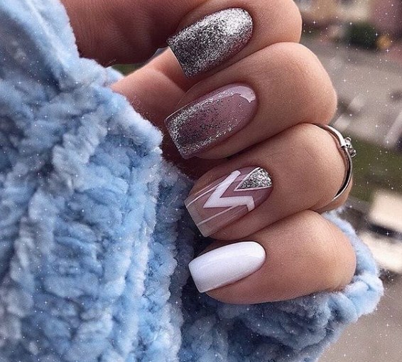 Новогодний французский маникюр 2020