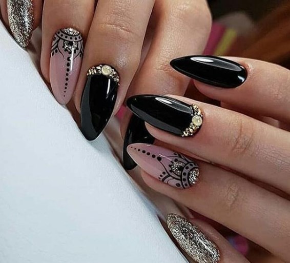 Новогодний французский маникюр 2020