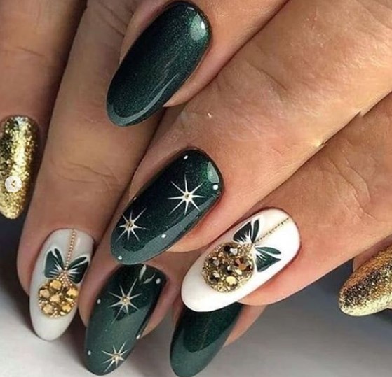 Зеленый новогодний маникюр 2020