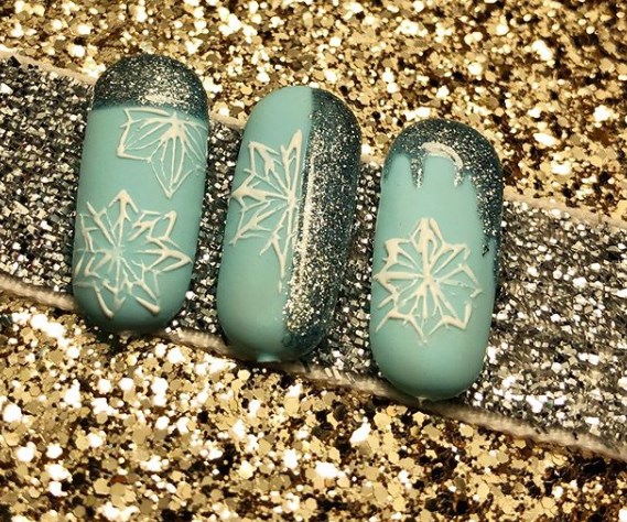 Зеленый новогодний маникюр 2020