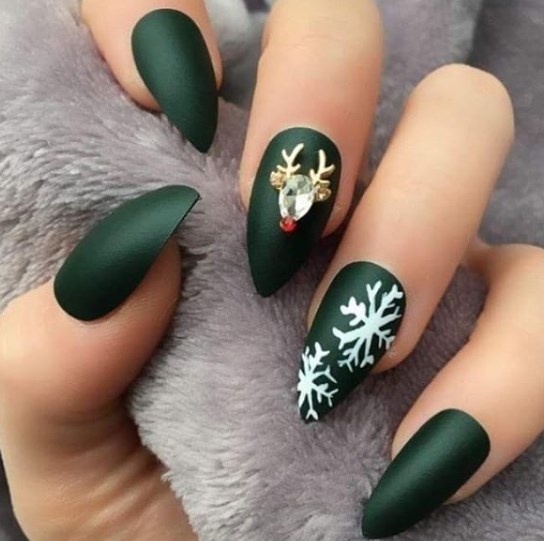 Зеленый новогодний маникюр 2020