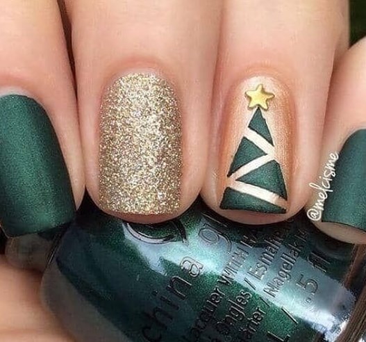 Зеленый новогодний маникюр 2020