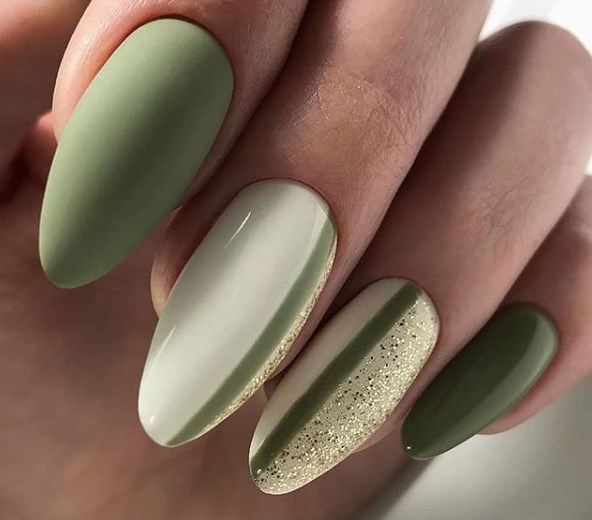 Зеленый новогодний маникюр 2020