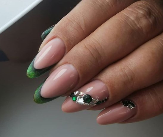 Зеленый новогодний маникюр 2020
