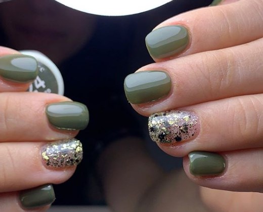 Зеленый новогодний маникюр 2020