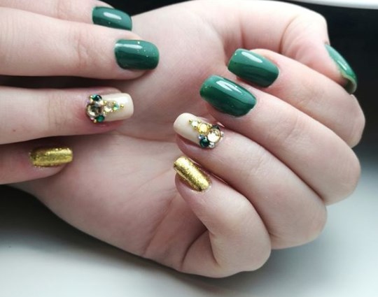 Зеленый новогодний маникюр 2020