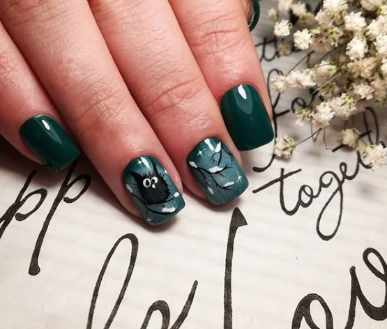 Зеленый новогодний маникюр 2020