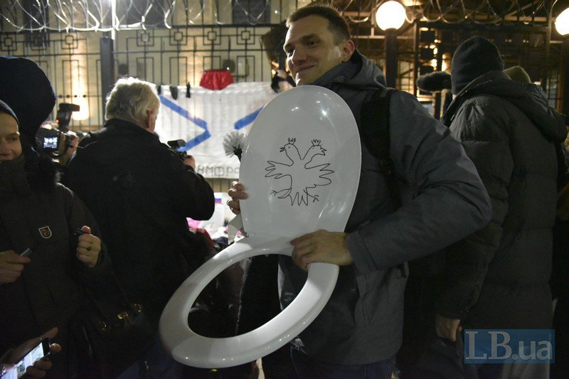 Под посольством РФ в Киеве активисты потроллили российские военно-морские силы 