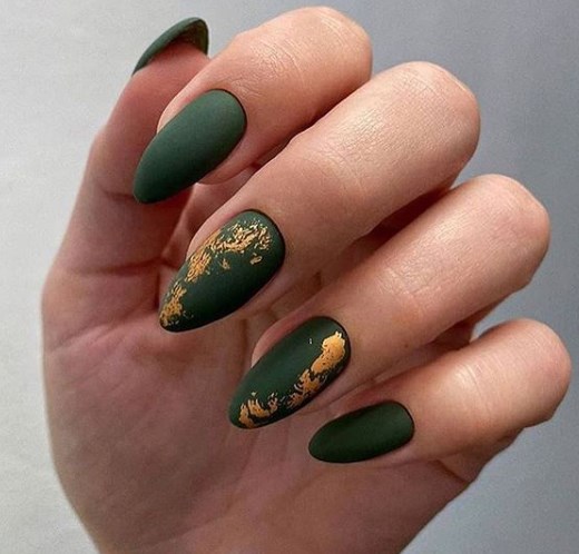 Зеленый новогодний маникюр 2020