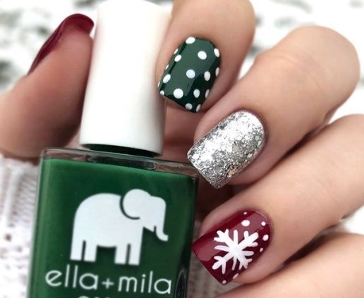 Зеленый новогодний маникюр 2020