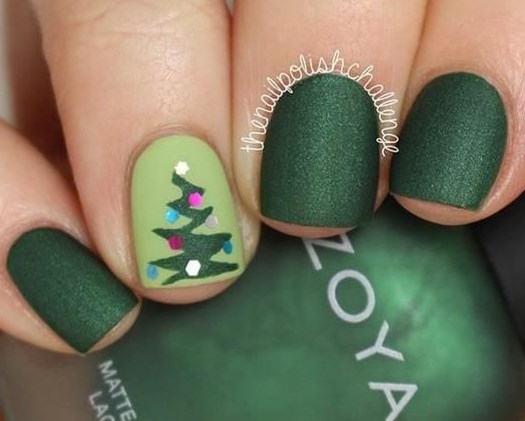 Зеленый новогодний маникюр 2020