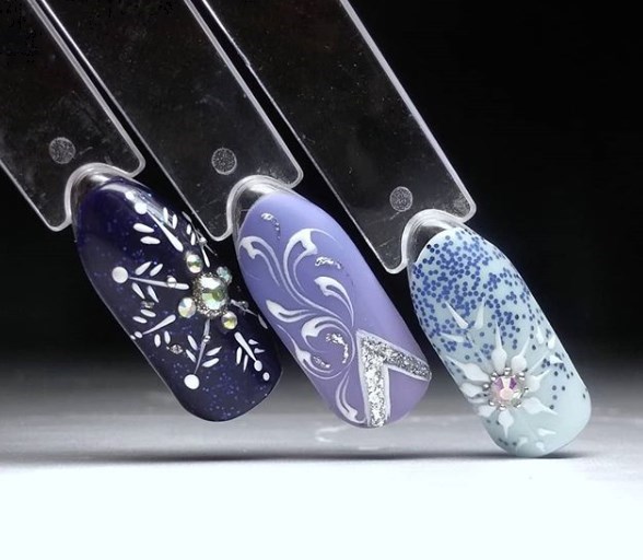 Голубой маникюр зима 2020