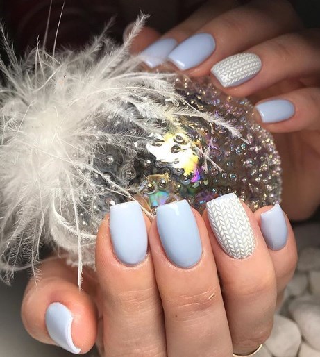 Голубой маникюр зима 2020