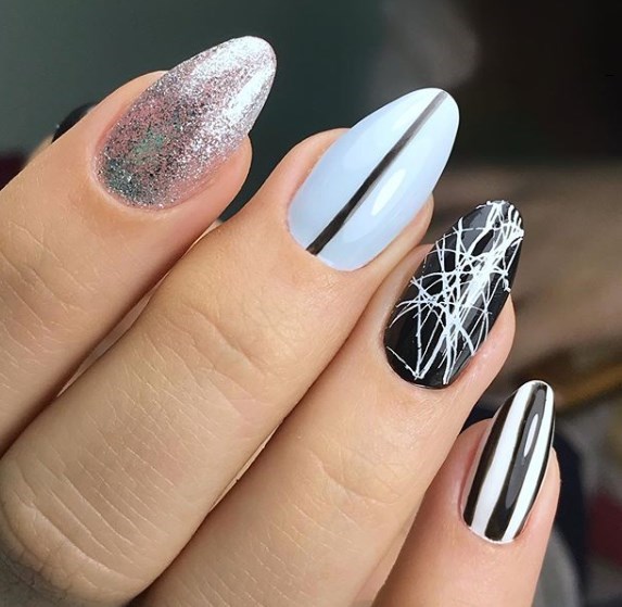 Голубой маникюр зима 2020