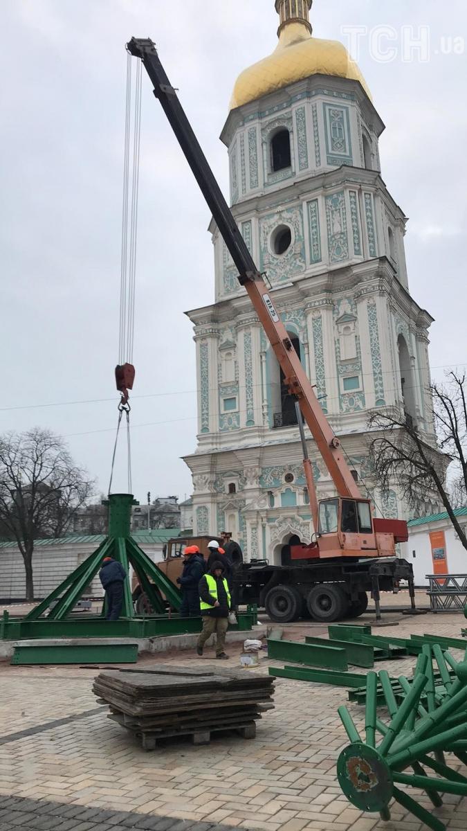 В Киеве приступили к монтированию елки на Новый год 2020 В Киеве приступили к монтированию елки на Новый год 2020