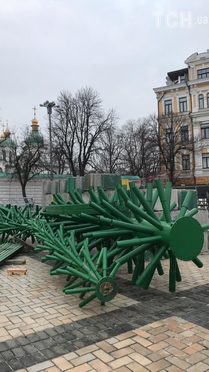 В Киеве приступили к монтированию елки на Новый год 2020 В Киеве приступили к монтированию елки на Новый год 2020