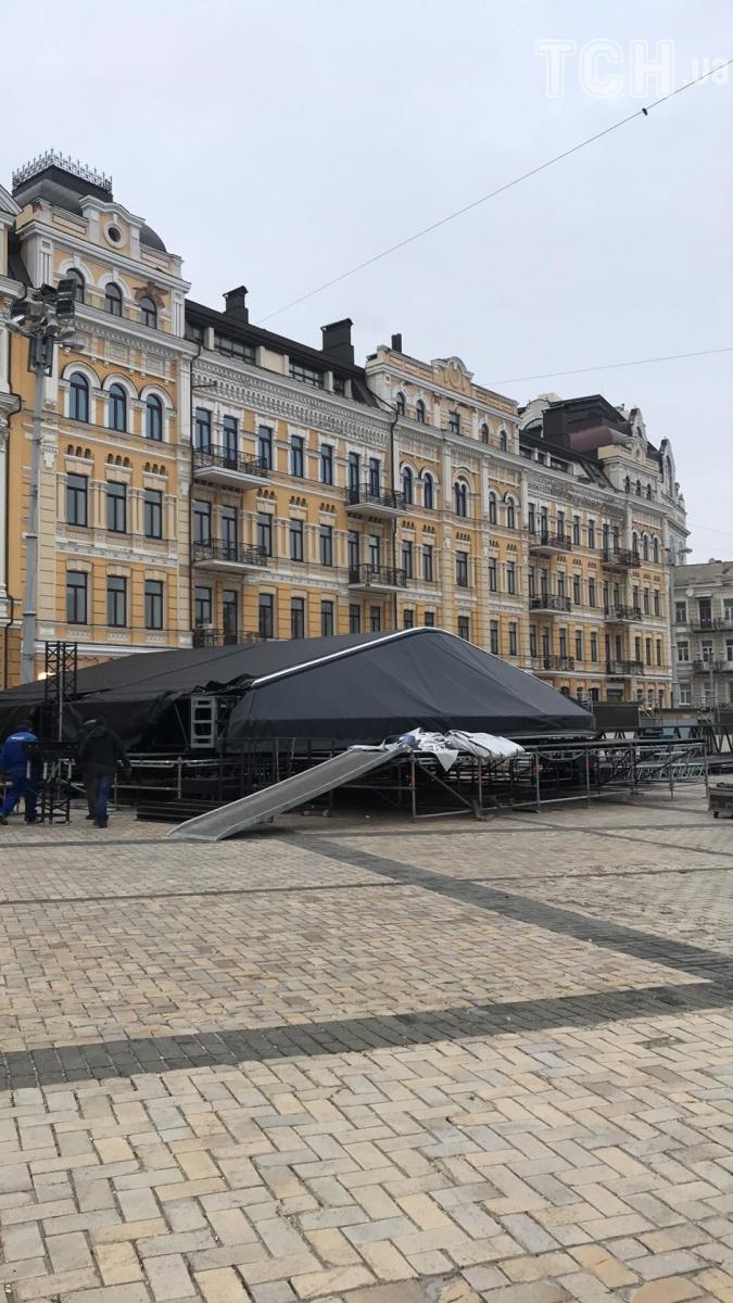 В Киеве приступили к монтированию елки на Новый год 2020 В Киеве приступили к монтированию елки на Новый год 2020