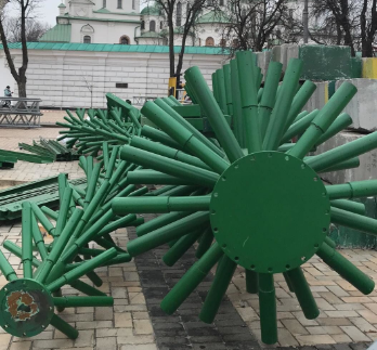 В Киеве приступили к монтированию елки на Новый год 2020 В Киеве приступили к монтированию елки на Новый год 2020