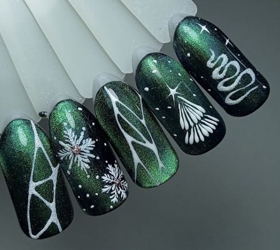 Зеленый новогодний маникюр 2020