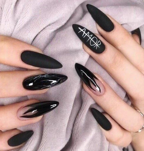 Маникюр с надписью 