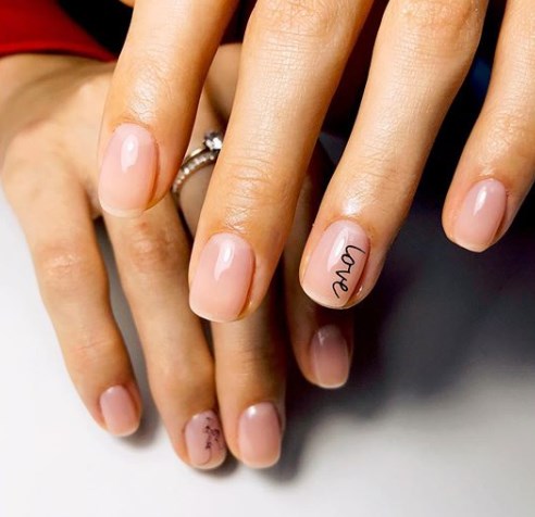 Маникюр с надписью 