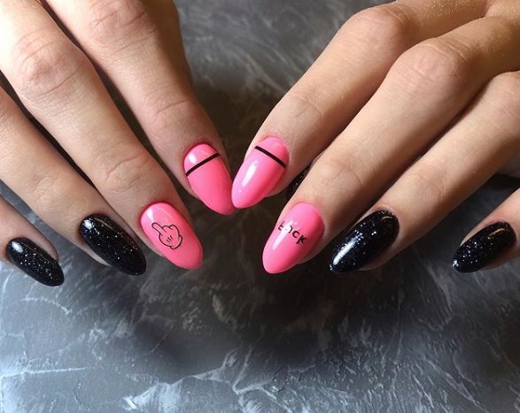 Маникюр с надписью 