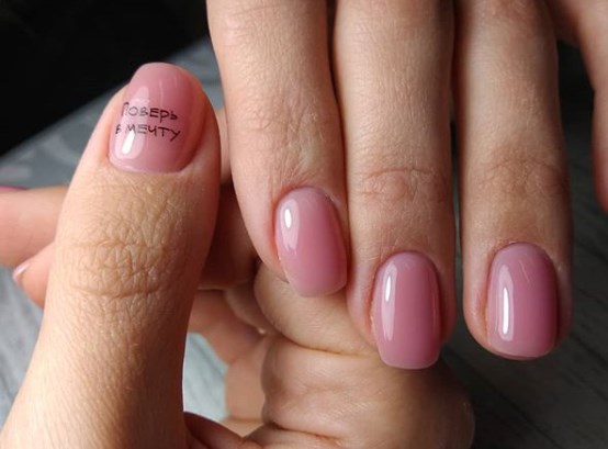 Маникюр с надписью 
