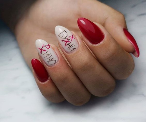 Маникюр с надписью 
