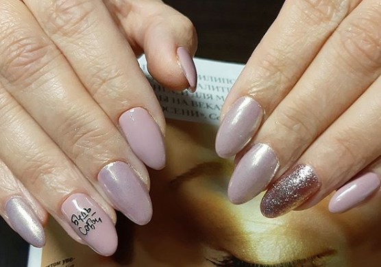 Маникюр с надписью 