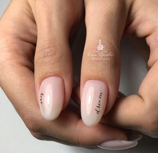 Маникюр с надписью 