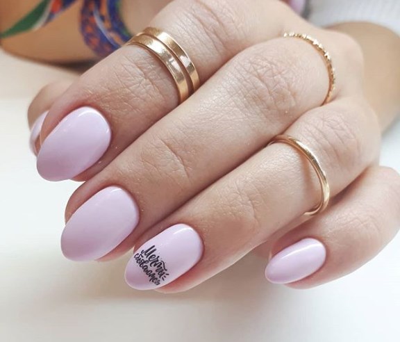 Маникюр с надписью 