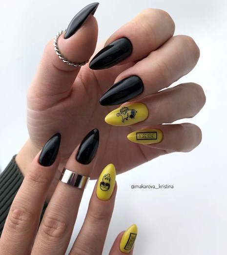 Маникюр с надписью 