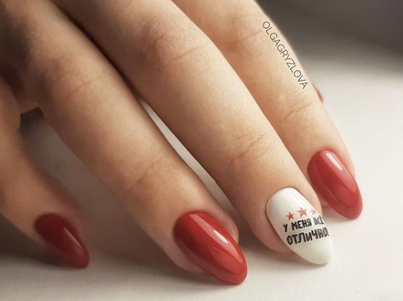 Маникюр с надписью 