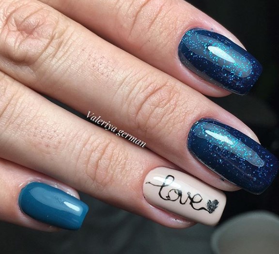 Маникюр с надписью 
