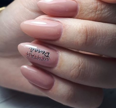 Маникюр с надписью 