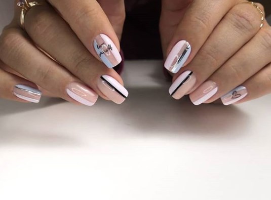 Маникюр с надписью 