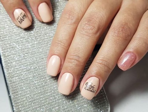 Маникюр с надписью 
