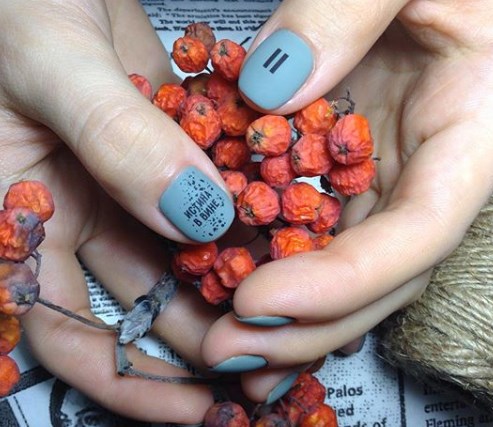 Маникюр с надписью 