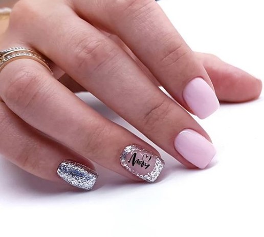 Маникюр с надписью 